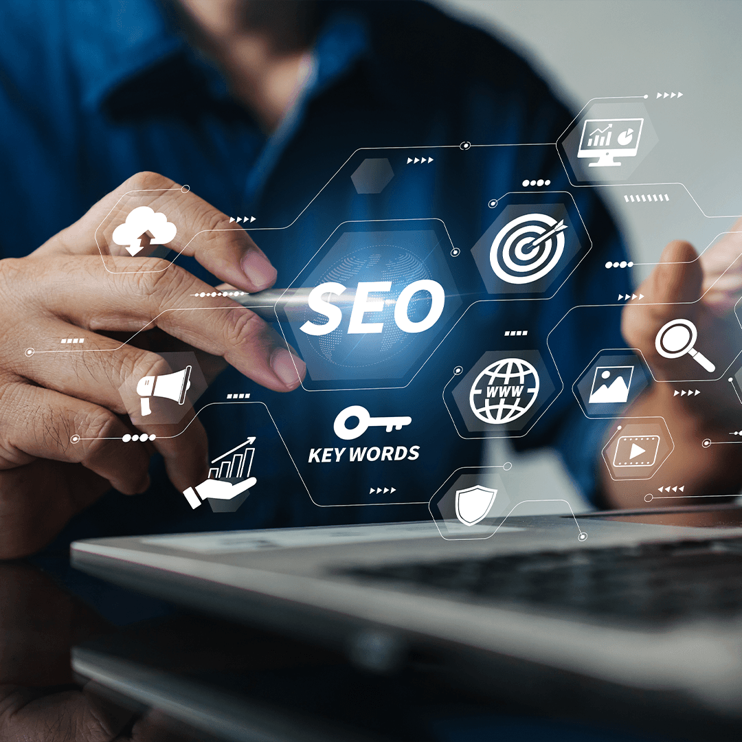 Dizüstü bilgisayar başında arama motoru ve konum simgeleriyle çalışan kişi - Google İşletme Profili ve yerel SEO optimizasyonu