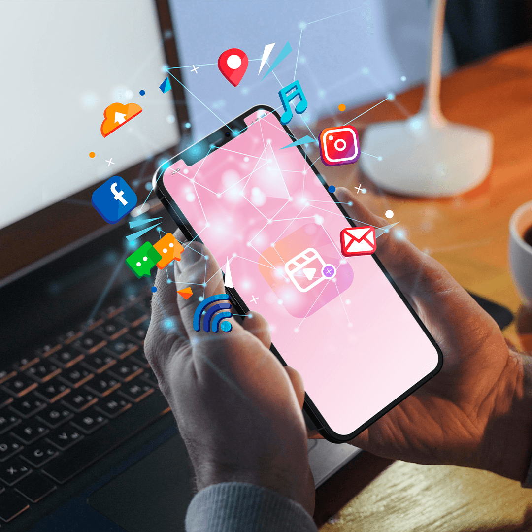 Elinde akıllı telefon tutan kişinin etrafında sosyal medya, e-posta ve bildirim ikonları - dijital pazarlama hizmeti
